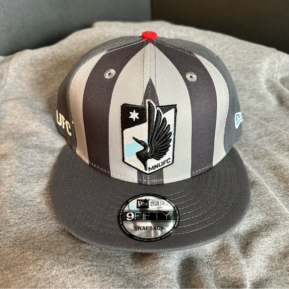 New Era Minnesota United FC Hat Snap Back Cap Black Gray Striped Soccer Football - Picture 1 of 9